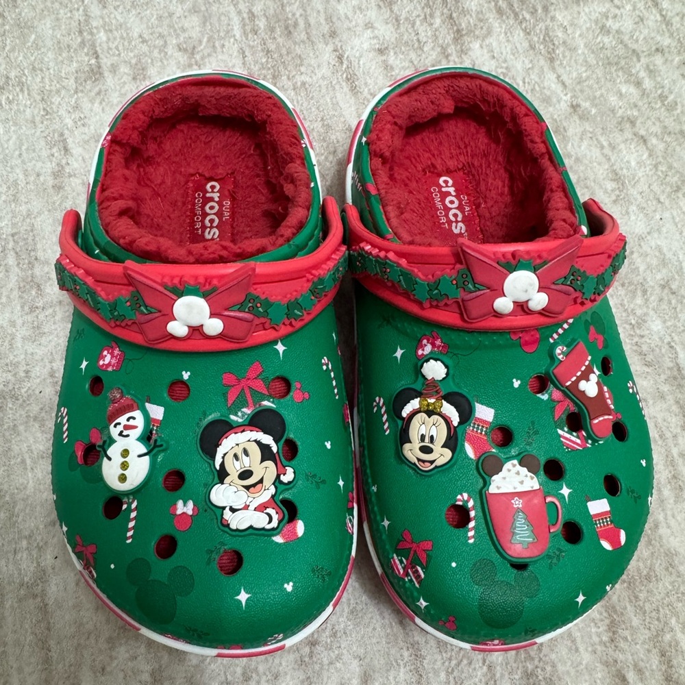 CROCS Green Holiday Clogs with Festive Charms
